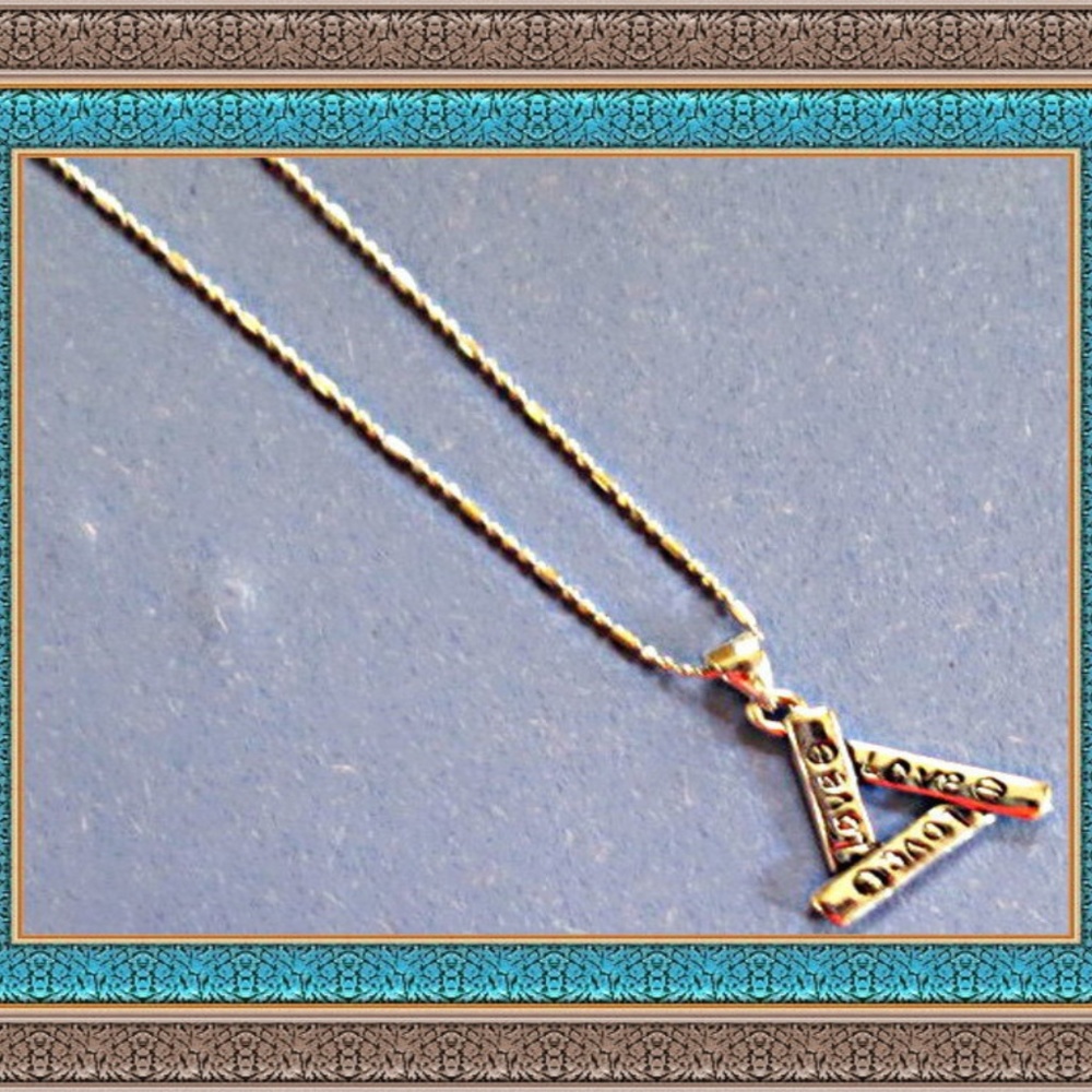18KRP Triangle Of Love Design Necklace